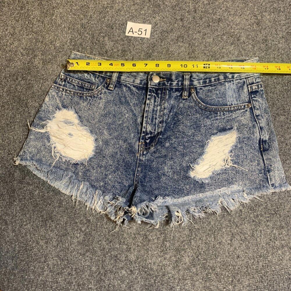 Forever 21 Silver Studded Distressed Women's Blue Denim Shorts size 31 - Picture 2 of 4
